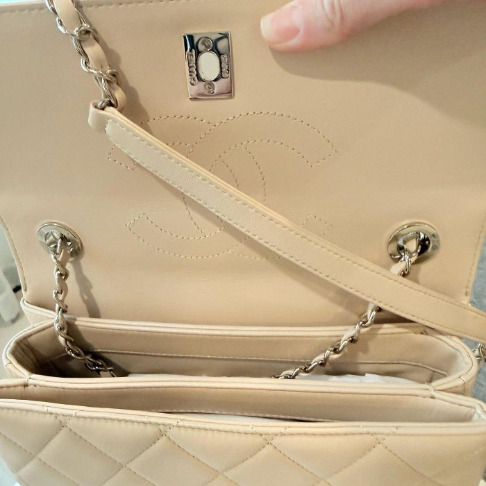 注目 Y1671478601 128 CHANEL 香奈兒cc trendy經典米色淡金鏈包